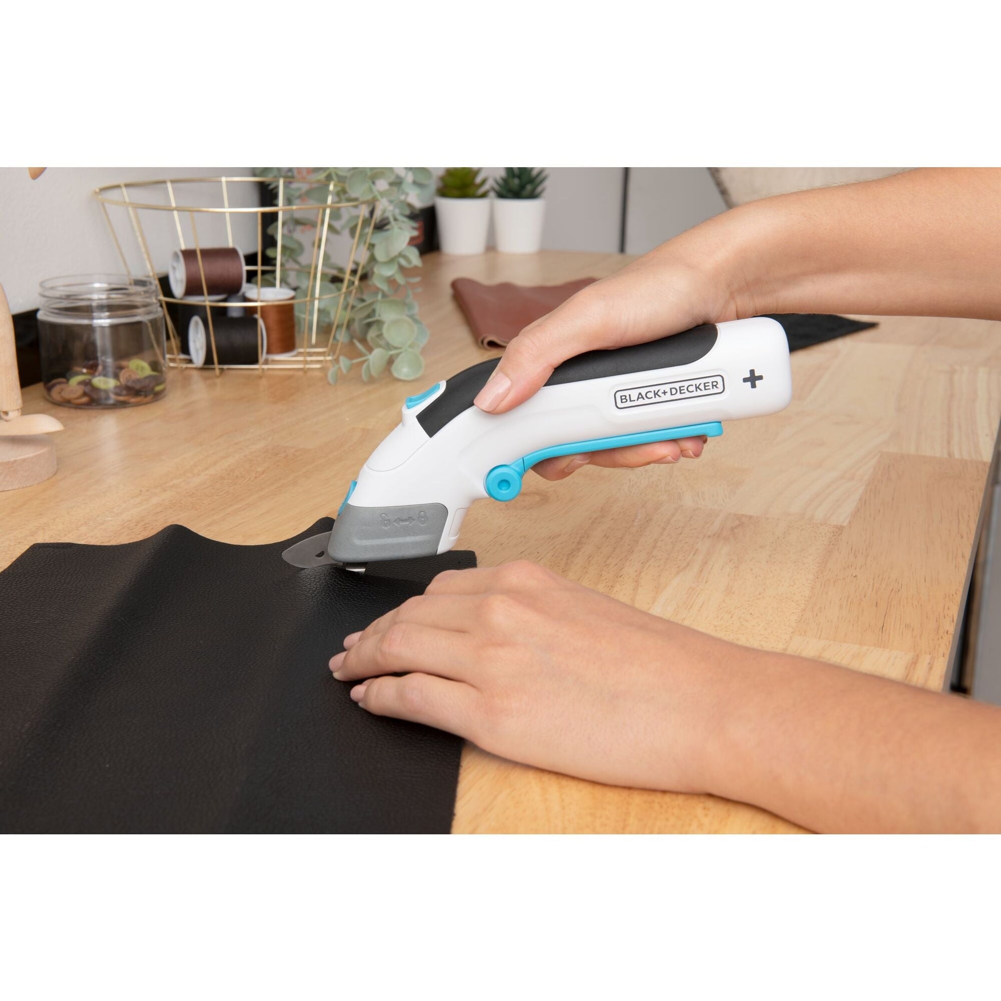 BLACK+DECKER 4V Crafting Scissors (BCSC115FF)